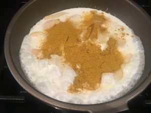 En que el queso se ha fundido ponemos una cucharada de curry en polvo. 